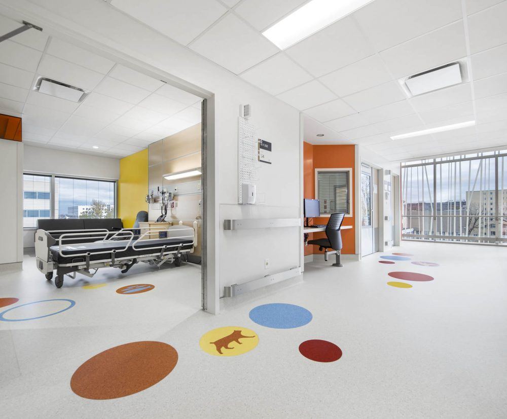 Les soins de santé sont égayés grâce à une architecture colorée.