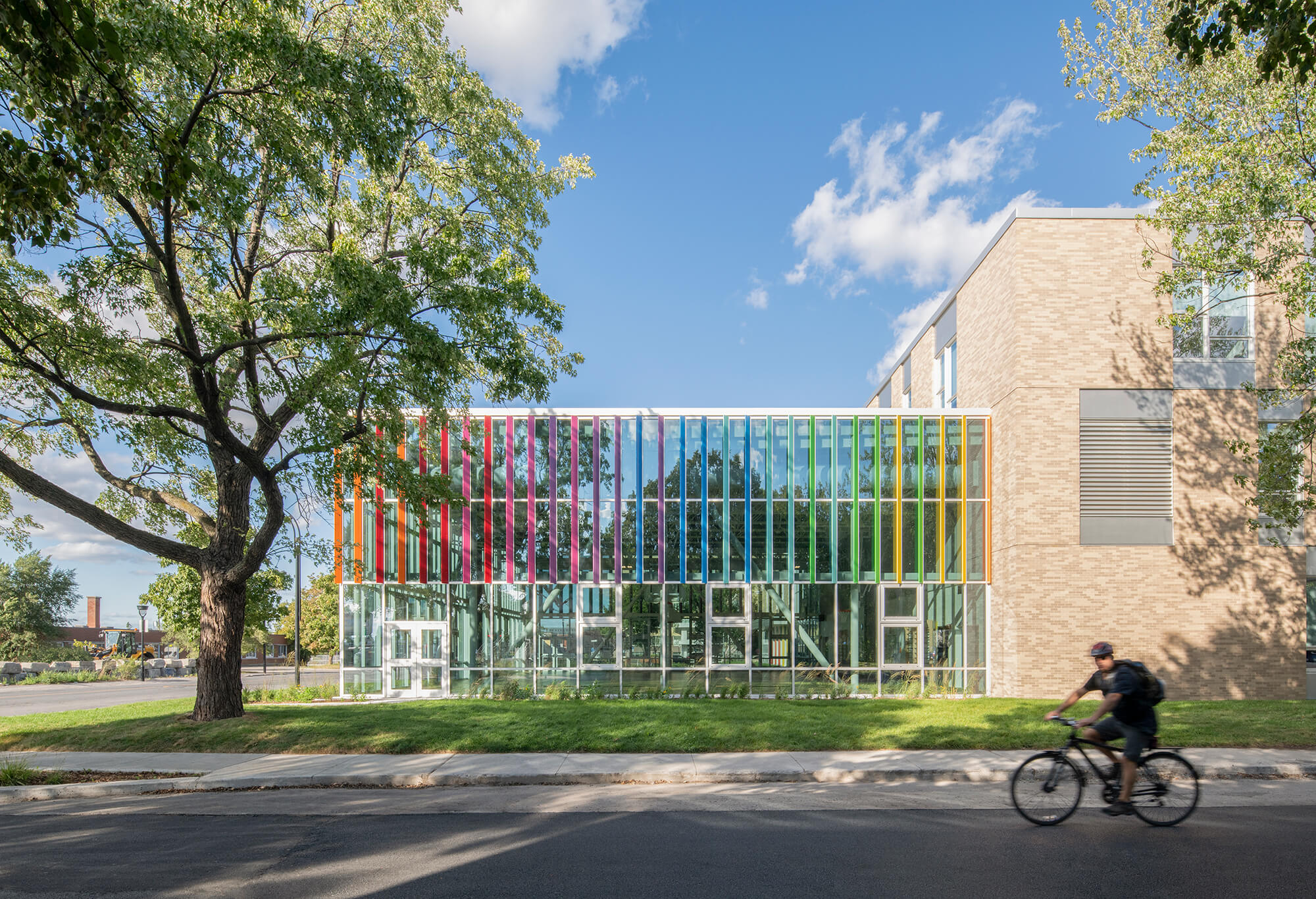 Le revêtement extérieur aux couleurs dynamiques pour l'école Saint-Bernardin