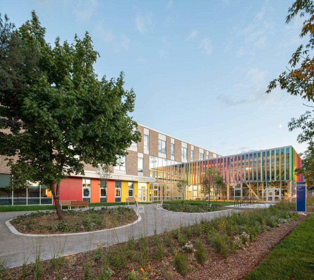 L'enveloppe extérieure à haute efficacité énergétique de l'école Saint-Bernardin de Montréal