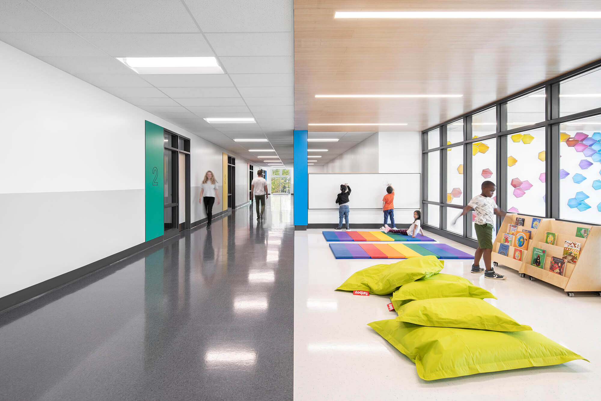 Des insertions de couleur aident les élèves à s’orienter les espaces de l'école primaire Saint-Bernardin