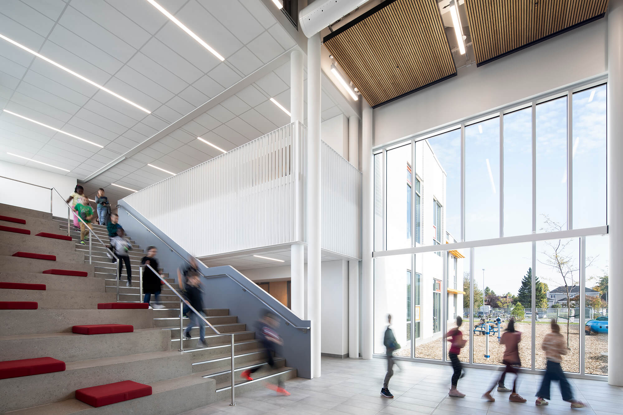 Vue extérieure sur l'un des aires de jeux de l'école Au Domaine-sur-le-Vert de Saint-Hyacinthe